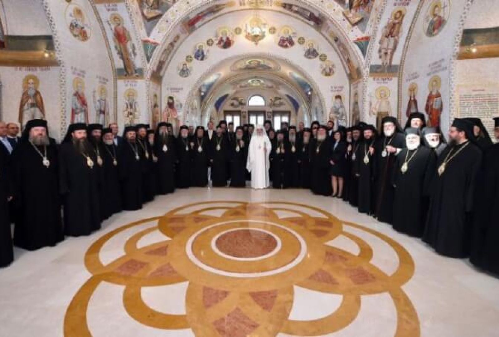 intaistatatorul-bisericii-ortodoxe-romane-la-ceas-aniversar-rugaciune-in-catedrala-patriarhala-pentru-cei-9-ani-de-patriarhat